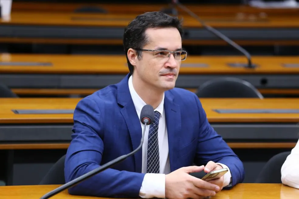 Deltan dispara na liderança e amplia vantagem em pesquisa para o Senado