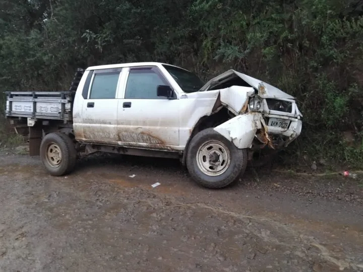 Caminhonete furtada é localizada após acidente no interior de Cruz Machado