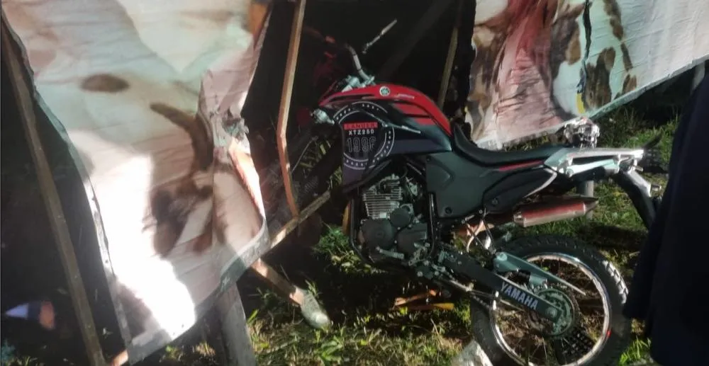 Motociclista atravessa estrutura de outdoor após acidente em Porto União