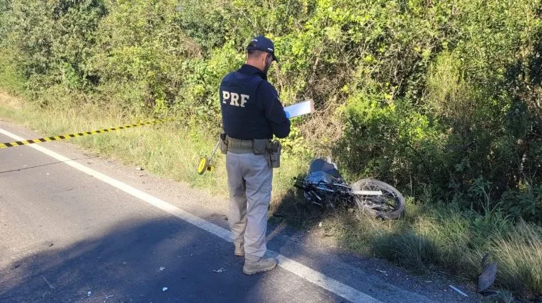 Motociclista morre após colisão frontal com caminhão na BR-153 em Rio Azul