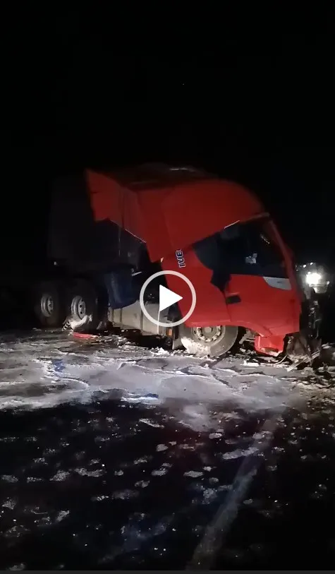 Acidente entre caminhões na BR-153 deixa motorista morto entre União da Vitória e General Carneiro