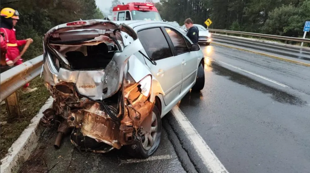 Mulher fica ferida após carro girar na pista e colidir com caminhão na BR-153