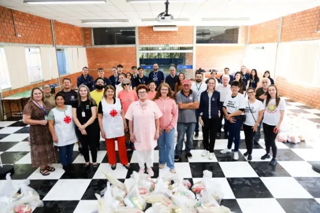 UGV entrega alimentos arrecadados durante Festa à Fantasia dos 25 anos da instituição