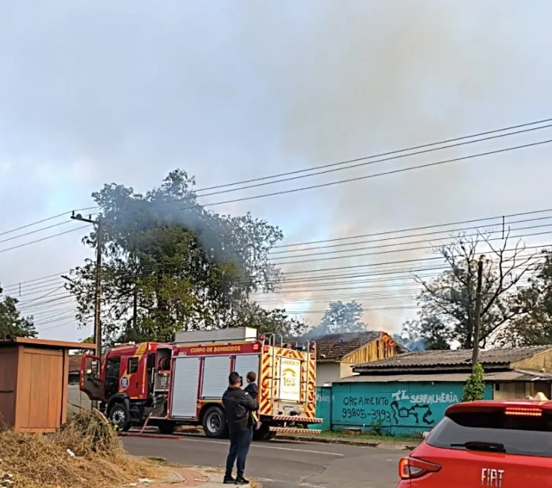 Casa abandonada é atingida por incêndio em União da Vitória