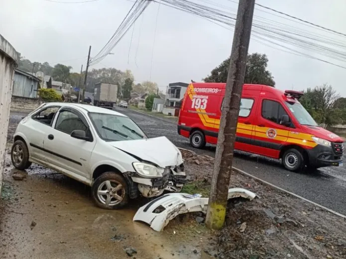 Jovem fica ferido após carro atingir poste em Mafra
