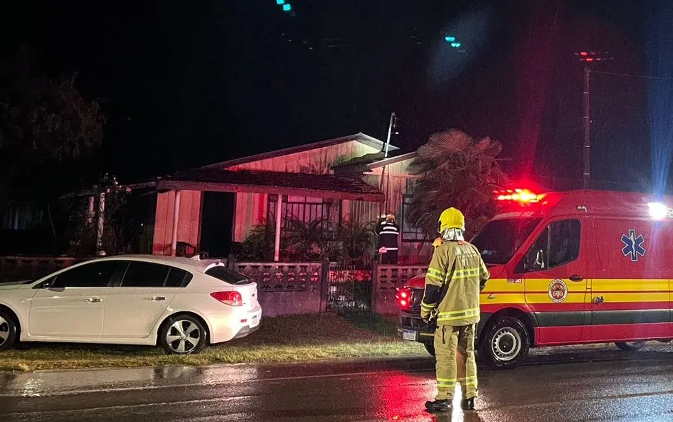 Princípio de incêndio em residência mobiliza Bombeiros durante a madrugada em Irineópolis