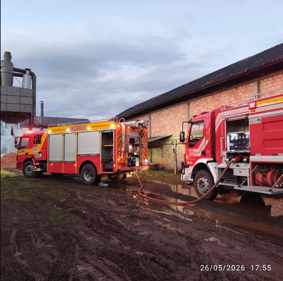 Incêndio em empresa de compensados mobiliza bombeiros