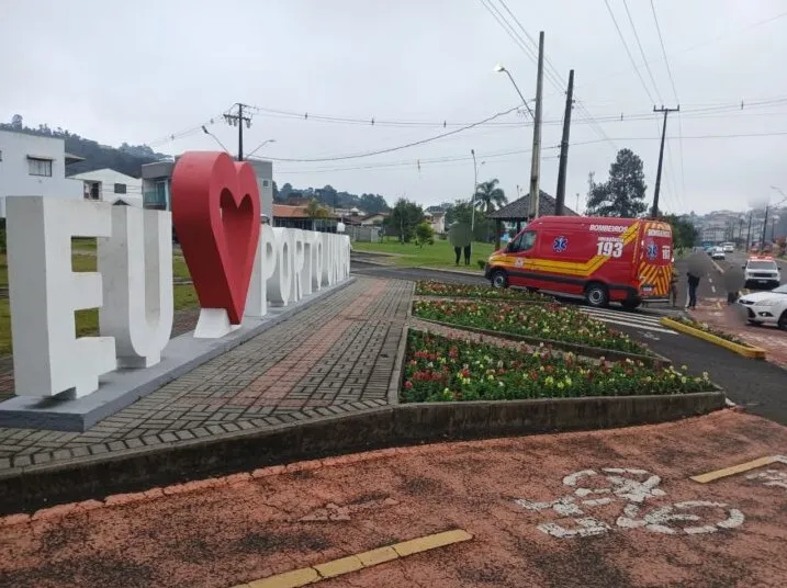 Acidente entre carro e bicicleta elétrica mobiliza equipes de socorro em Porto União