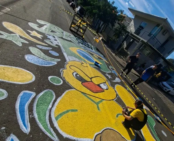 Moradores do São Bernardo se unem e transformam rua com pintura temática da Copa