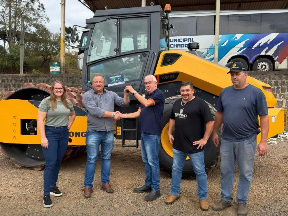 Município recebe novo rolo compactador para reforçar manutenção de estradas