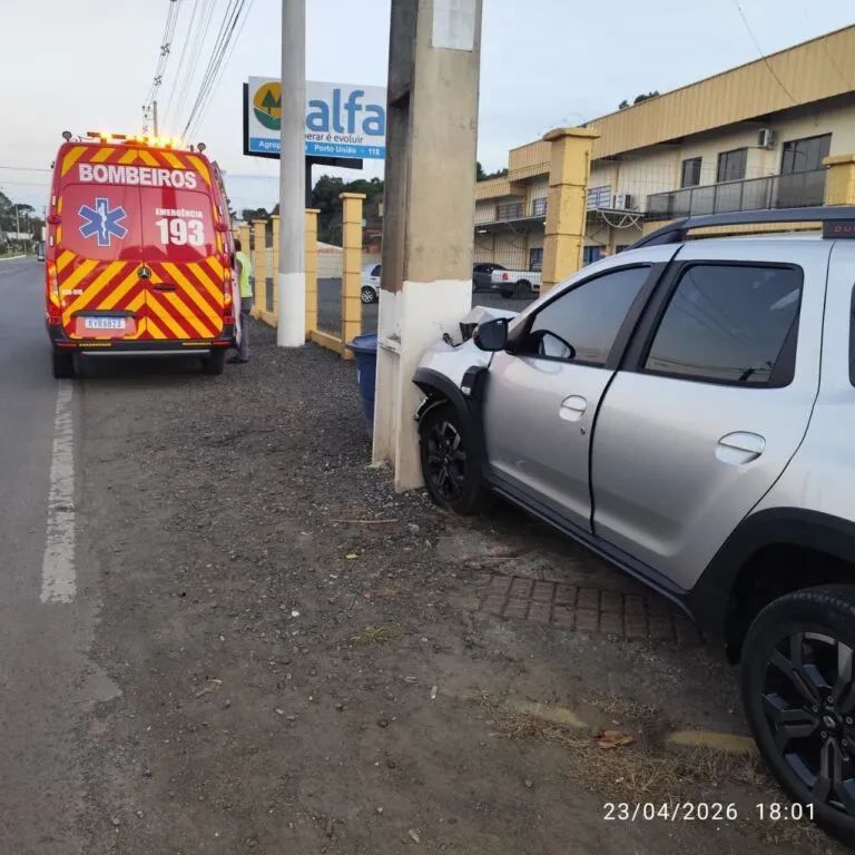 Carro bate em poste e deixa idosa ferida na BR-280