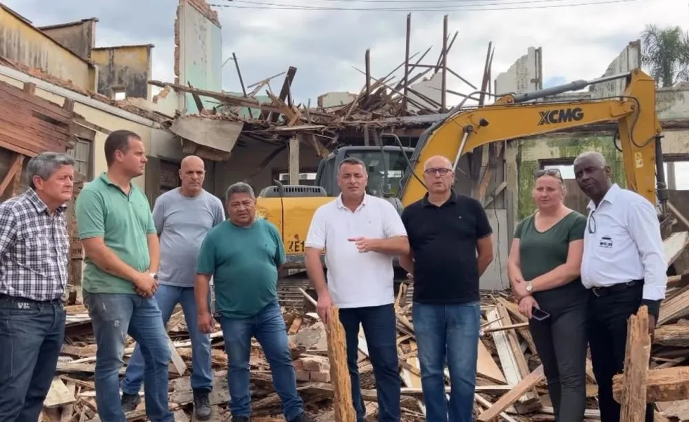 Prefeitura de Porto União decide demolir resto de prédio histórico que desabou 