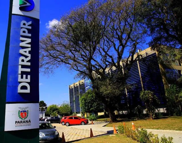 Tribunal de Contas mira Detran-PR e levanta suspeita sobre indústria das multas
