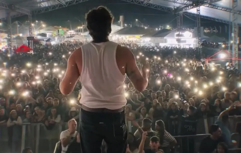 Show de Gustavo Mioto emociona público mesmo após queda de energia