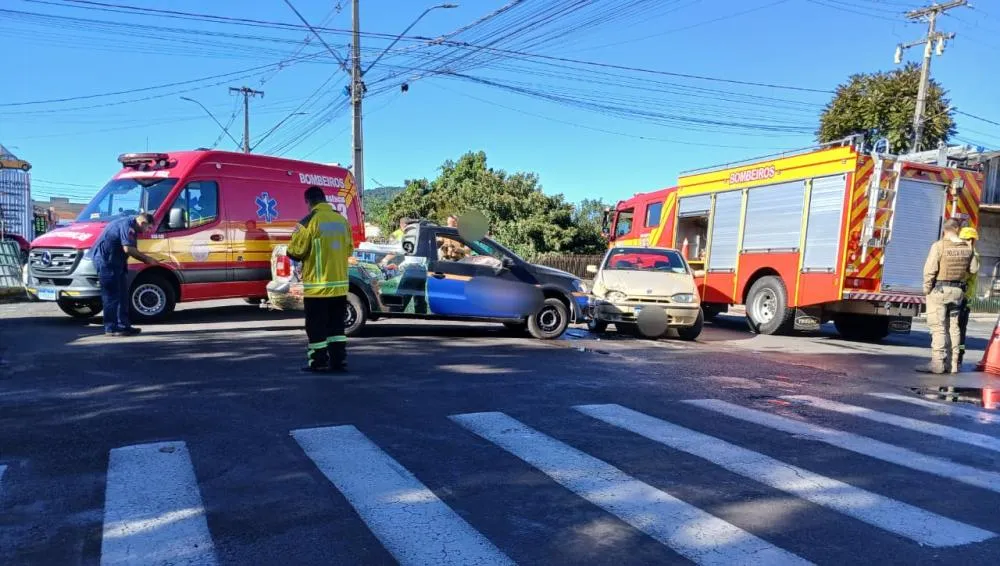 Colisão entre dois veículos deixa mulher ferida no bairro Santa Rosa