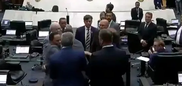 Confusão entre deputados interrompe clima no plenário da Alep