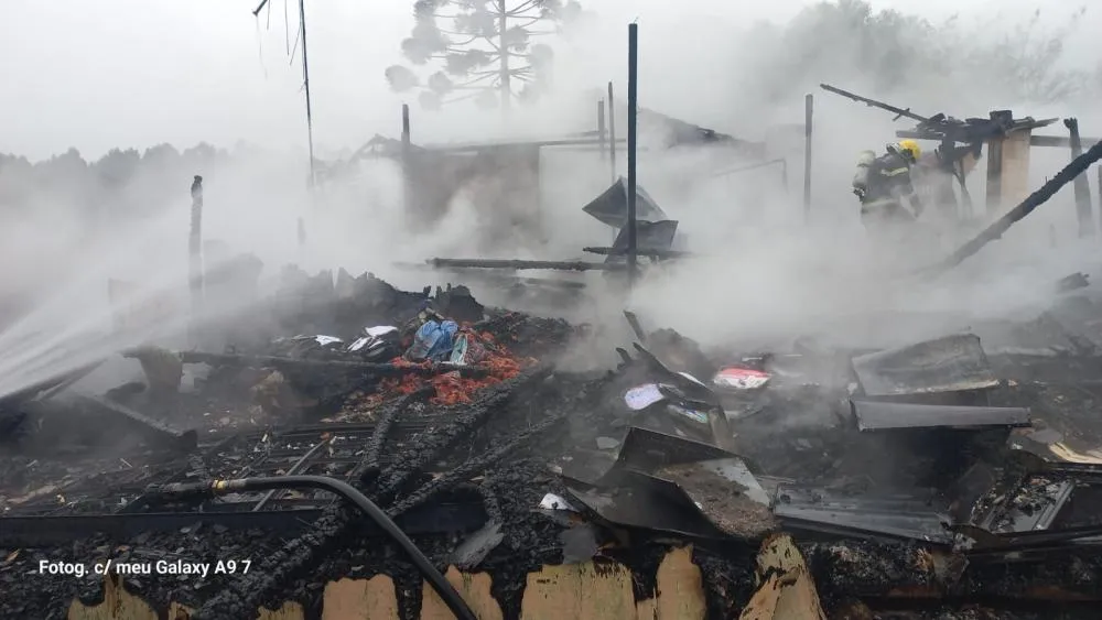 Incêndio destrói casa no interior de Canoinhas