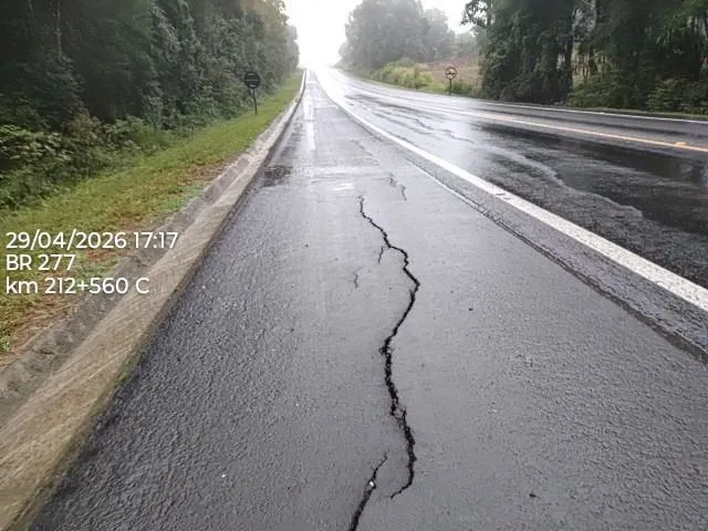 Trecho da BR-277 é interditado após danos no asfalto em Palmeira